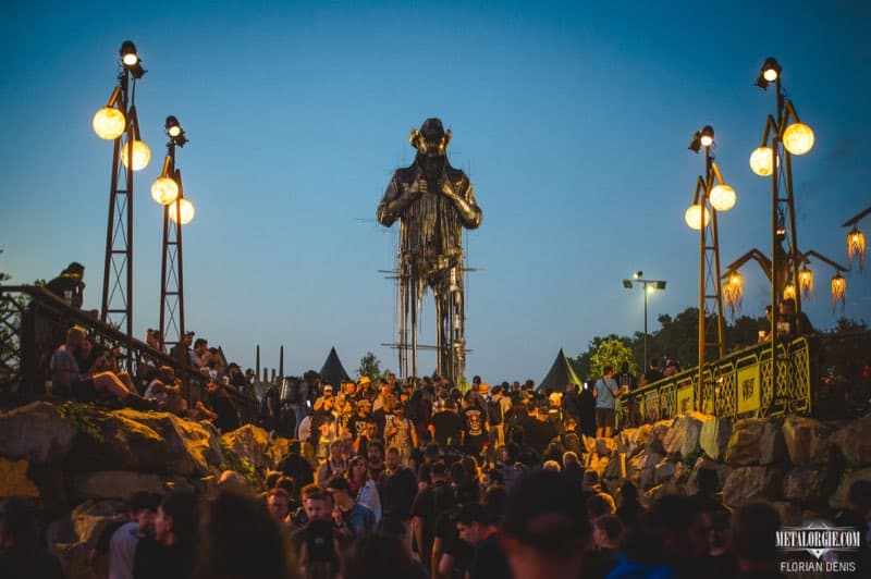 La statue de Lemmy Kilmister veille sur la foule du Hellfest